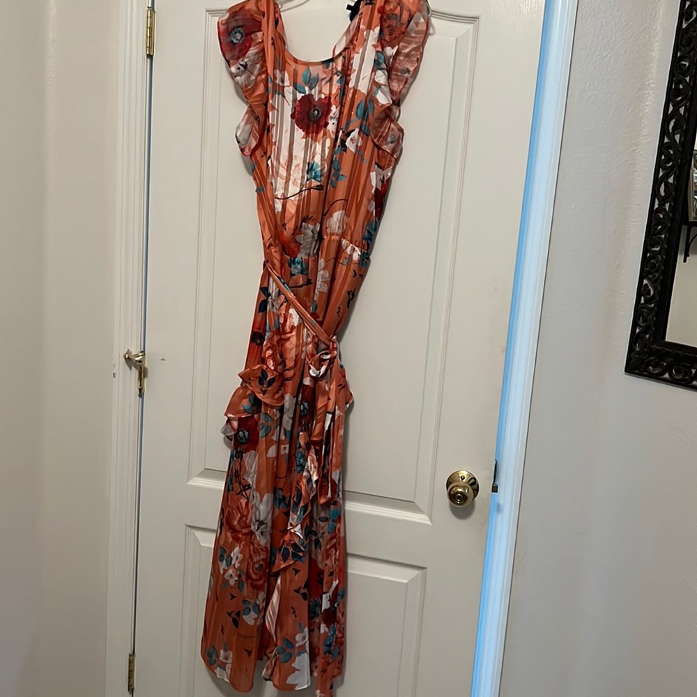 Maxi dress with floral print shimmering metallic accents. Elastic waistband.